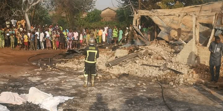 Adja-Ouèrè un camion chargé d&rsquo;essence  »kpayo » explose en pleine circulation et tue 03 personnes