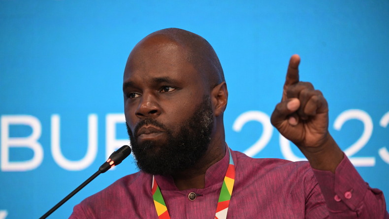 France: ça pèse lourd sur la tête du Panafricaniste Kemi Seba