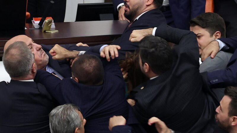 Turquie : une bagarre éclate au Parlement entre députés