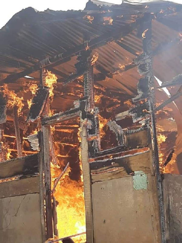 Divers: un jeune homme met feu à la maison de sa copine qui a rompu avec lui