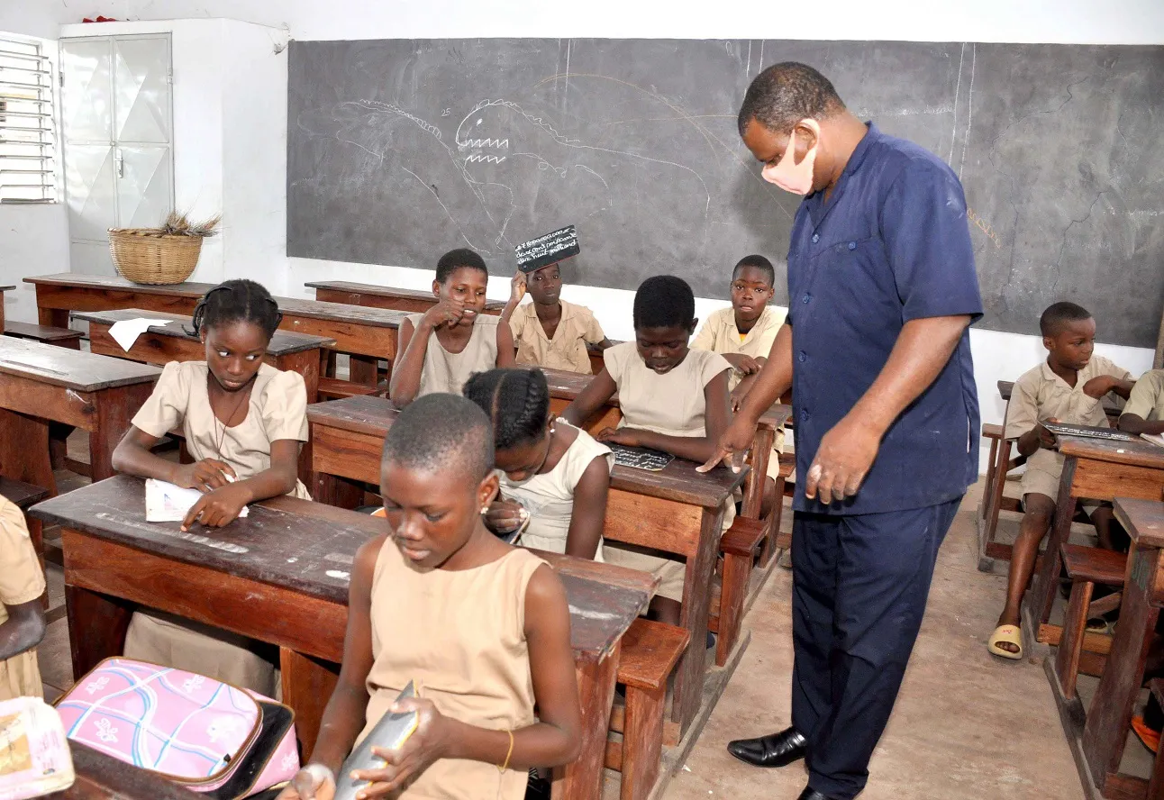 Écho des collèges du Bénin: emportée par ses soucis d&rsquo;amour, une élève de 5è rédige une lettre de divorce pendant que le professeur déroule le cours