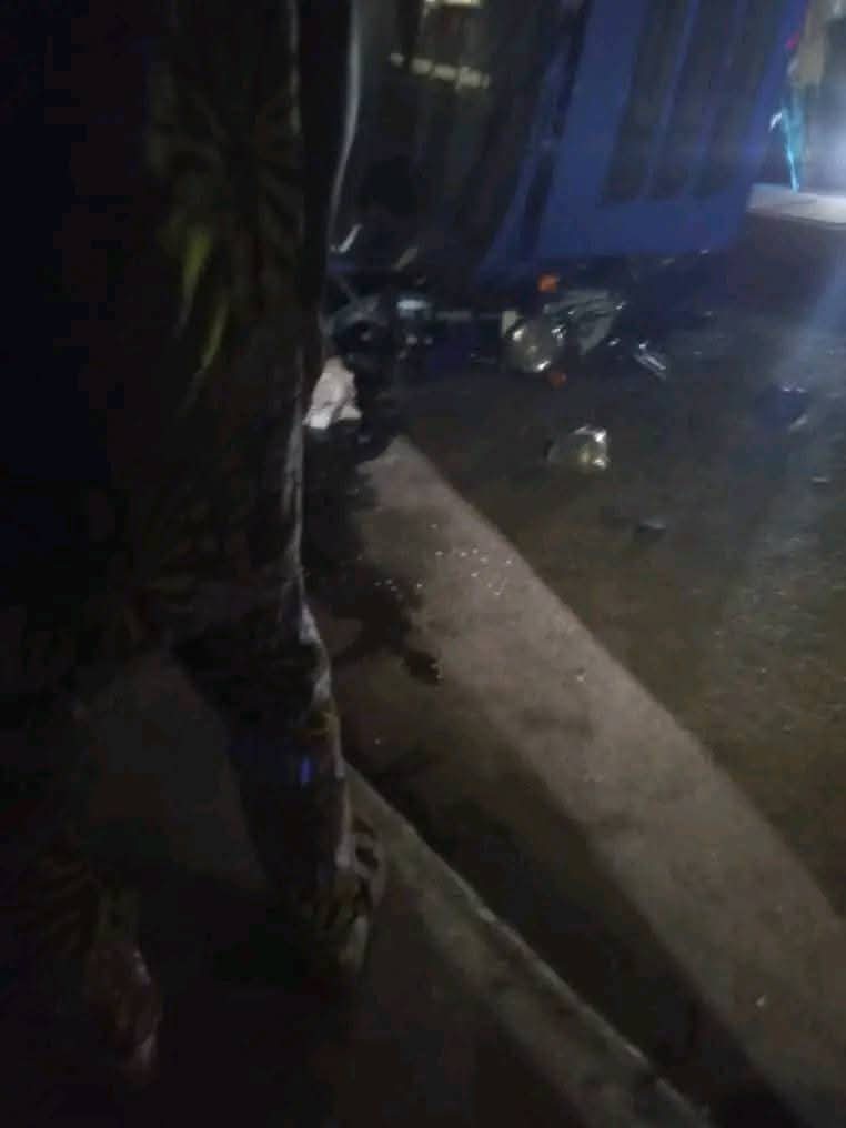 Carrefour IITA/Abomey-Calavi : un véhicule gros porteur tombe sur une quinzaine de motocyclistes dans les feux tricolores