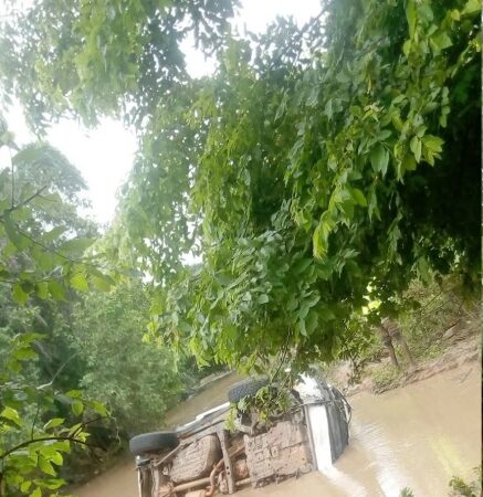 Bembèrèkè: un 4X4 chute du pont de Wodo et finit sa course dans les eaux