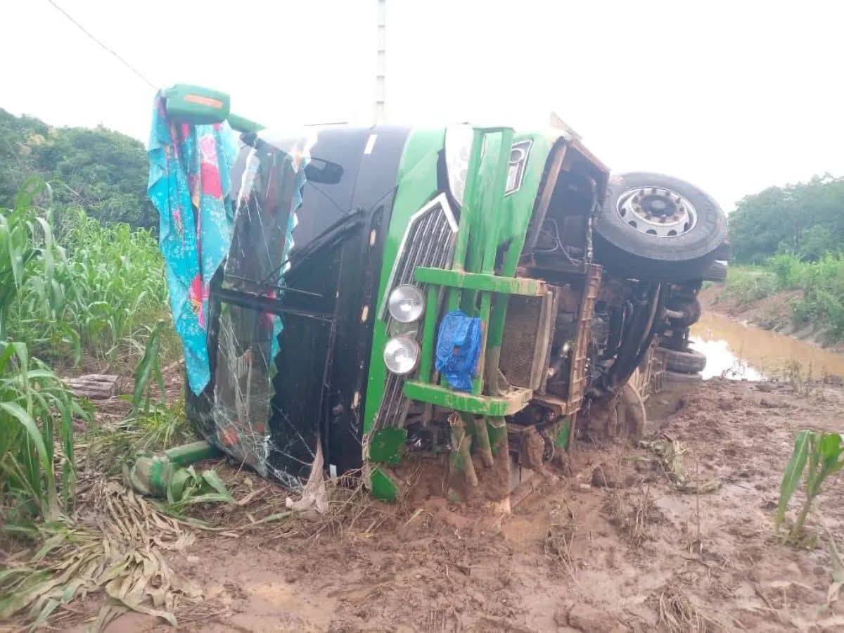 N&rsquo;Dali: un bus chargé de passagers se renverse à Sinisson
