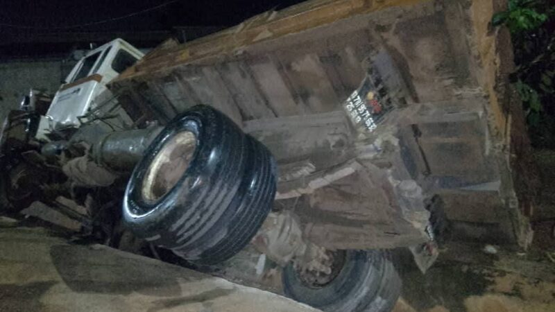 Bohicon: pour un mauvais dépassement, un camion finit sa course dans le caniveau