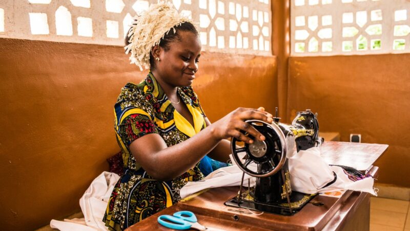 DIVERS/BÉNIN: une apprentie couturière de 18 ans vole l’argent de sa patronne pour financer sa dot