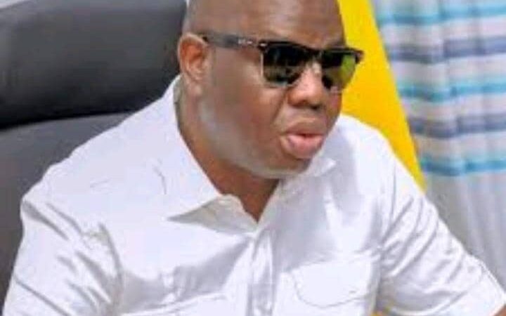 Régulation de l&rsquo;affichage publicitaire à Cotonou : l&rsquo;ultime avertissement du Maire Atrokpo