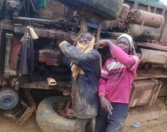 Irogo : un camion de boissons se renverse, le village fait la fête