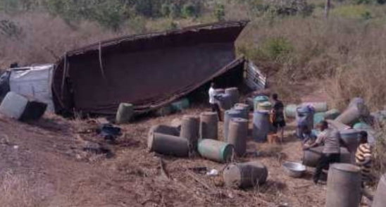 Accident de circulation: un camion d’essence frelatée se renverse à Glazoué