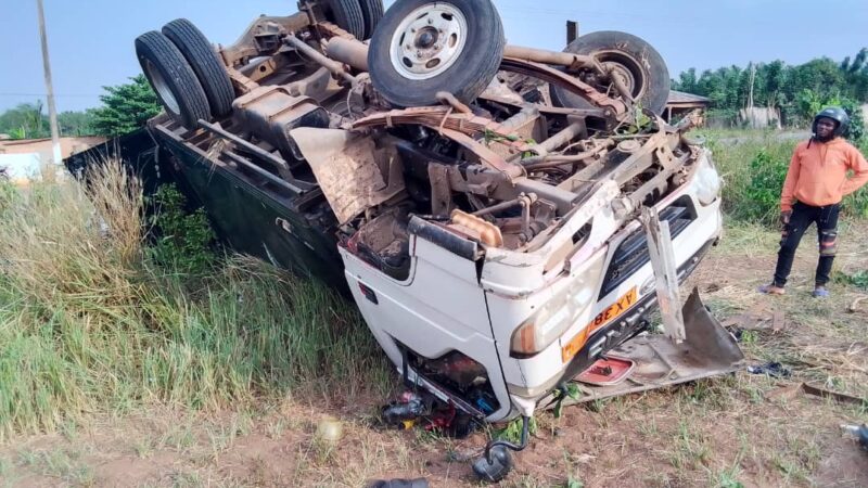 Accident de circulation: un bus frigorifique renversé fait la joie des petits enfants à Zè