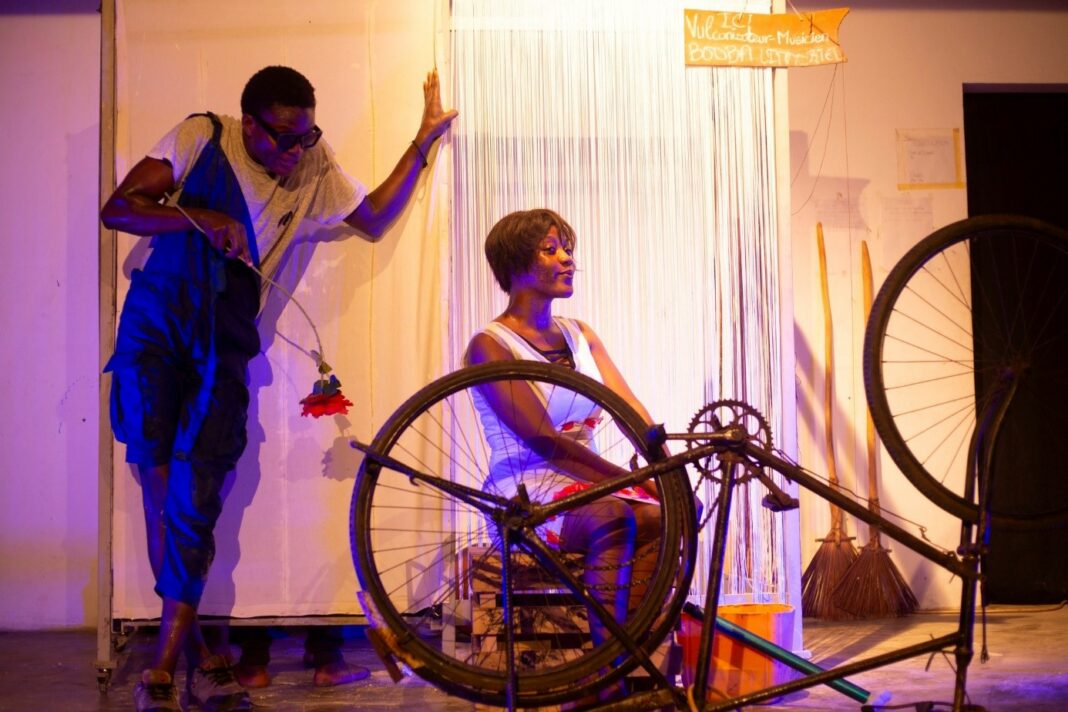 «Comme des flèches » à l’Espace Culturel Le Centre : Une ode théâtrale aux silences brisés