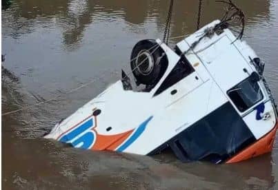 Accident sur l&rsquo;axe Glazoué-Savè : le bus repêché du fleuve, plusieurs corps récupérés