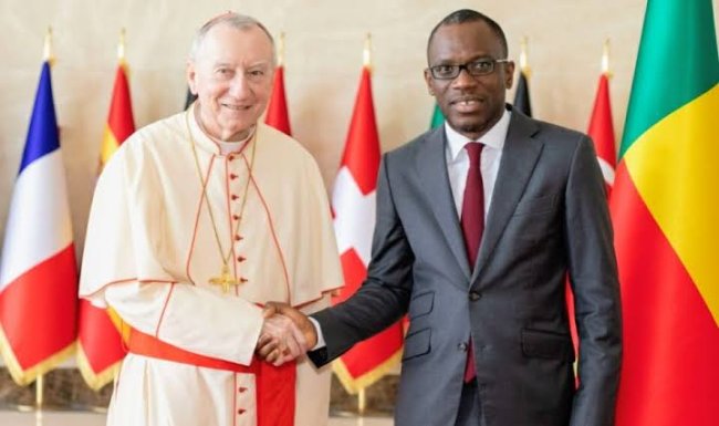 Bénin – Le ministre Olushegun Adjadi Bakari échange avec le Cardinal Pietro Parolin