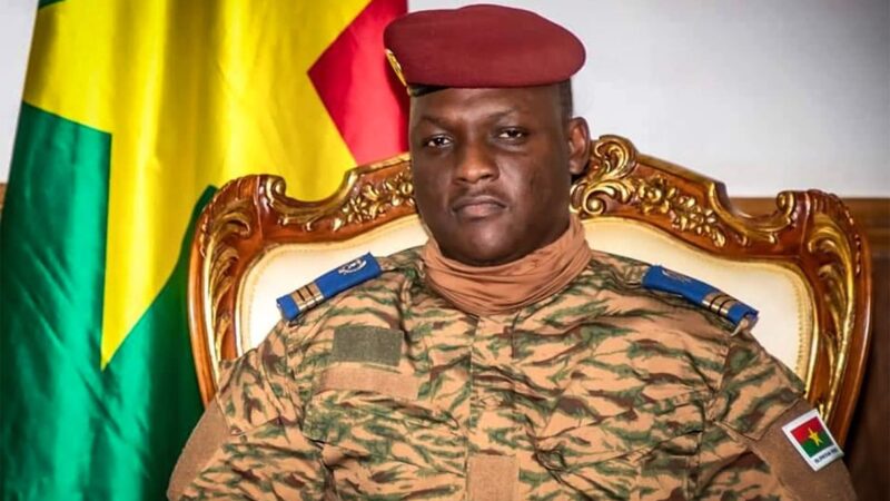 Burkina Faso: Le président Ibrahim Traoré interdit l’importation de perruques et mèches synthétiques