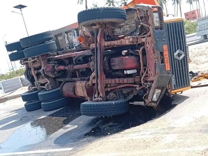 Route des pêches : un camion se renverse et fait un blessé