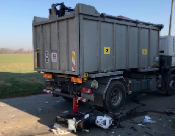 Bénin : un jeune motard finit sa course sous camion en stationnement 