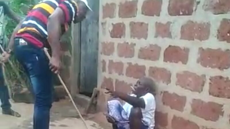 Société: une vieille dame sauvagement frappée par son propre enfant qui l&rsquo;accuse de sorcière