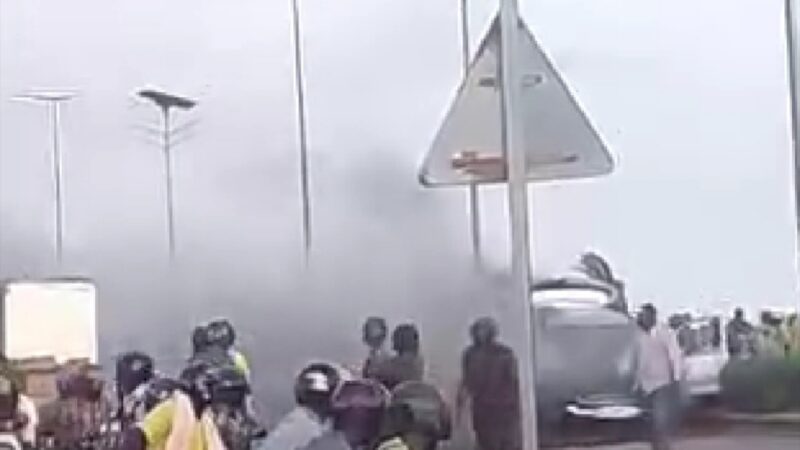 Cotonou: un véhicule parti en fumée ce soir malgré l&rsquo;intervention des Sapeurs-pompiers