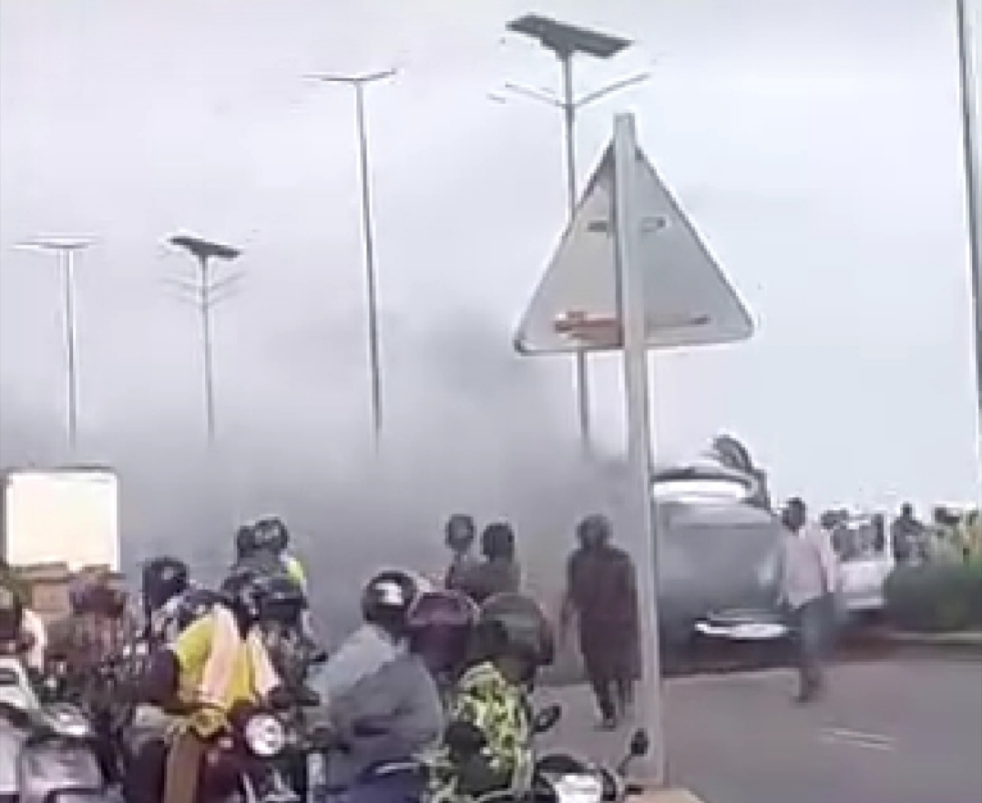 Cotonou: un véhicule parti en fumée ce soir malgré l&rsquo;intervention des Sapeurs-pompiers
