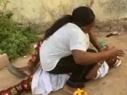 Violences conjugales: une femme tabasse copieusement son mari en présence de leur fille qui filme la scène