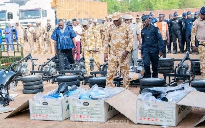 Lutte contre le terrorisme au Burkina Faso : interception de trois camions transportant 900 motos et 164 tricycles