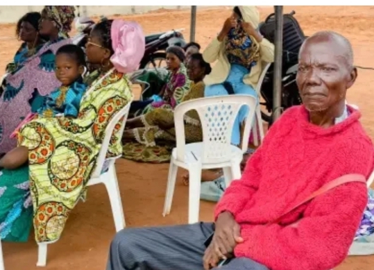 Bac session 2025: Un vieil homme loue des chaises aux parents des candidats devant un centre d’examen