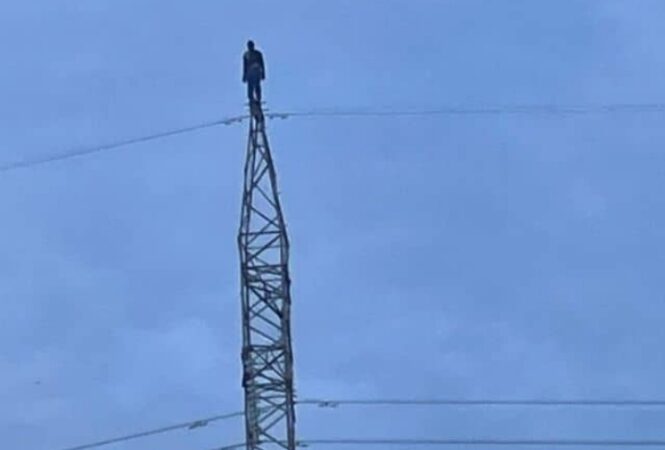 Bénin : un homme monte au sommet d&rsquo;un pylône électrique pour une rencontre sacrée avec Dieu