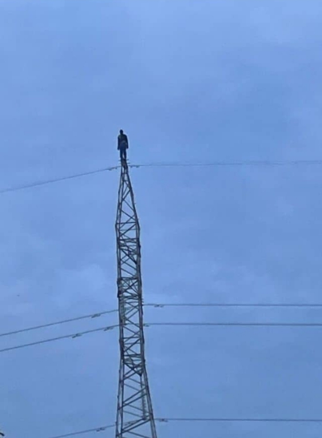 Bénin : un homme monte au sommet d&rsquo;un pylône électrique pour une rencontre sacrée avec Dieu