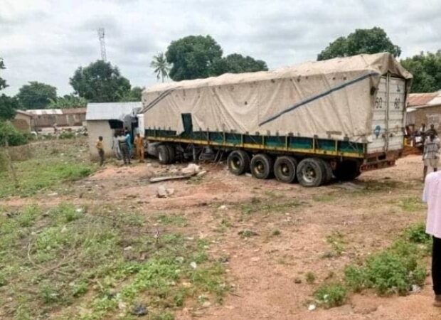 Accident de circulation: Un camion Titan heurté par un camion benne cogne violemment une maison à Bakpérou