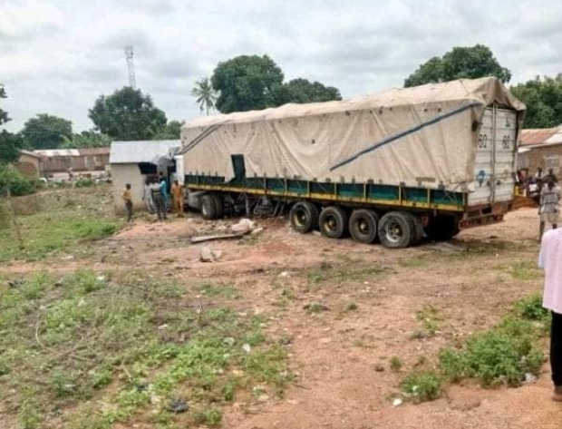Accident de circulation: Un camion Titan heurté par un camion benne cogne violemment une maison à Bakpérou