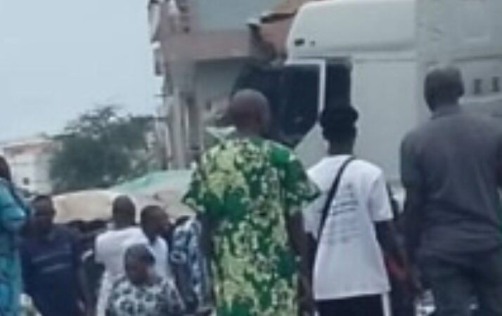 Cotonou: suite à une perte de contrôle, un camion gros porteur sort de sa trajectoire et surprend les occupants d&rsquo;une boutique à Zongo