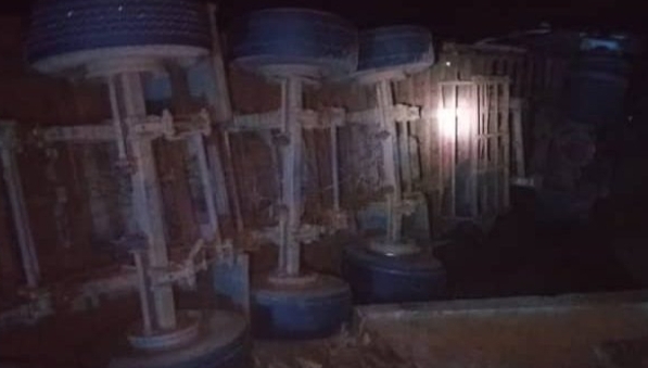 Axe Kandi-Banikoara: un camion chargé de ciment chute sous un pont