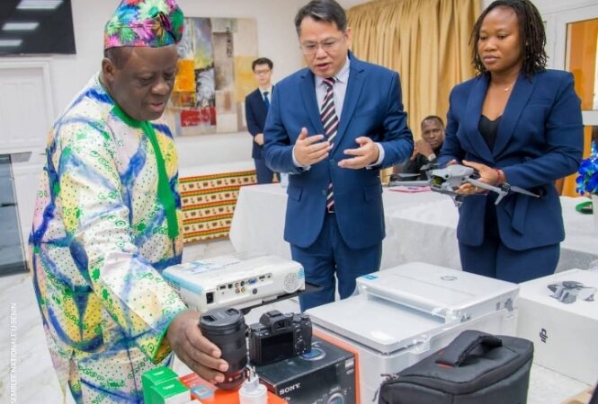 Coopération sino-béninoise: L&rsquo;ambassade de Chine fait don d&rsquo;importants matériels informatiques à l&rsquo;Assemblée nationale  ‎