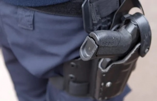 Divers:Un jeune homme se saisit de l&rsquo;arme d&rsquo;un policier et tire dans le public