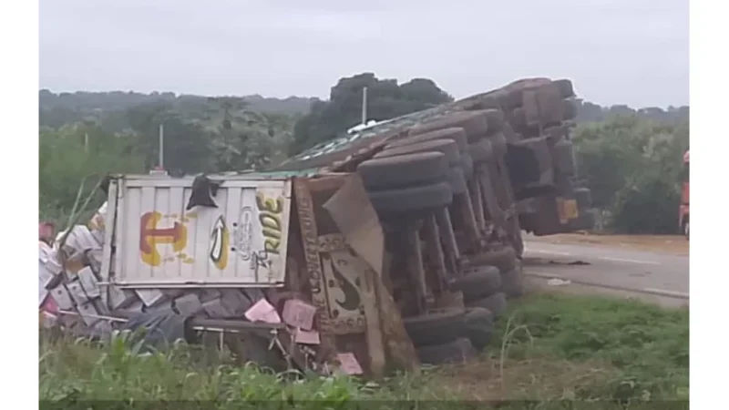 Glazoué: Un camion chargé de produits phytosanitaires déraille et se renverse dans les ravins 