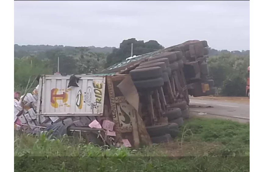 Glazoué: Un camion chargé de produits phytosanitaires déraille et se renverse dans les ravins 