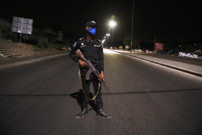 Insolite : pris de folie, un policier barricade la route avant d&rsquo;ouvrir le feu sur les passants